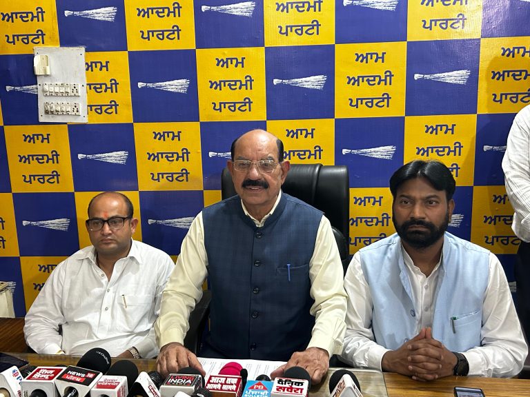 Read more about the article ਪਹਿਲੀਆਂ ਸਰਕਾਰਾਂ ਨੇ ਐਸ.ਸੀ. ਸਕਾਲਰਸ਼ਿਪ ਦੇ ਫੰਡ ਨੂੰ ਲੁੱਟਿਆ : ਮਹਿੰਦਰ ਭਗਤ