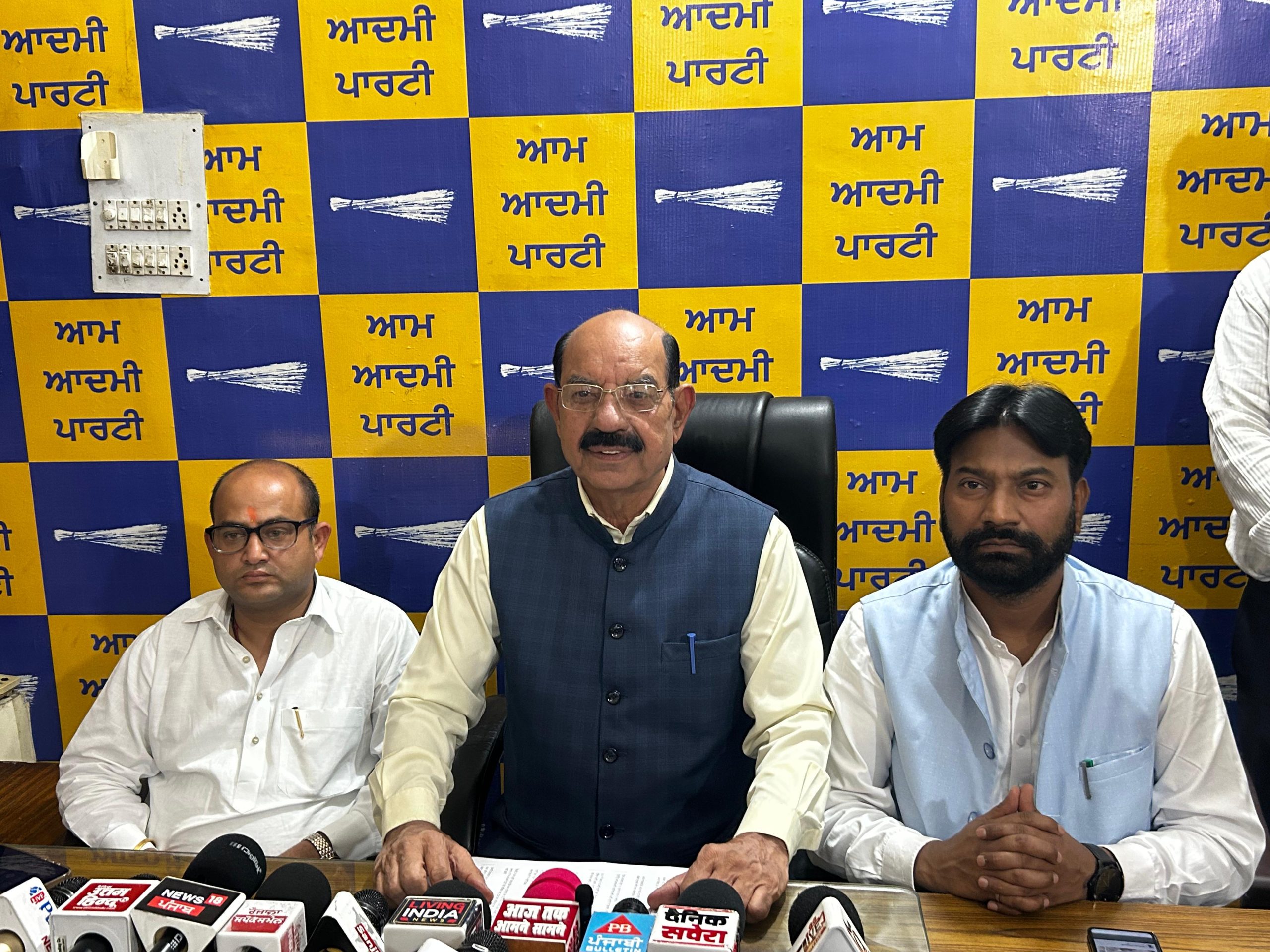 You are currently viewing ਪਹਿਲੀਆਂ ਸਰਕਾਰਾਂ ਨੇ ਐਸ.ਸੀ. ਸਕਾਲਰਸ਼ਿਪ ਦੇ ਫੰਡ ਨੂੰ ਲੁੱਟਿਆ : ਮਹਿੰਦਰ ਭਗਤ