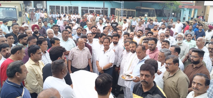 Read more about the article अशोक सरीन हिक्की के पिता विनोद सरीन पंचतत्व में विलीन, सैकड़ो लोगों ने नम आंखों से दी विदाई