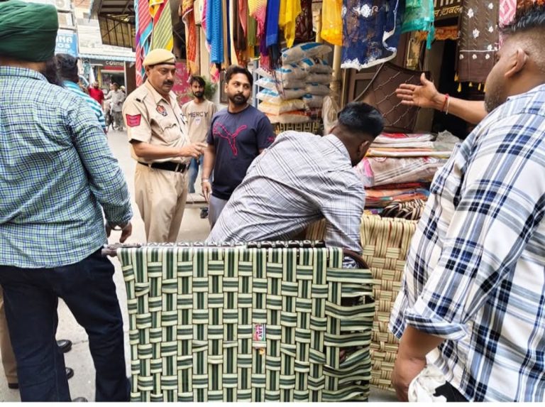 Read more about the article ਕਾਰਪੋਰੇਸ਼ਨ ਵੱਲੋਂ ਭਾਰਗੋਂ ਕੈਂਪ ’ਚ ਦੁਕਾਨਾਂ ਦੇ ਬਾਹਰ ਲੱਗੇ ਸਮਾਨ ’ਤੇ ਕੀਤੀ ਕਾਰਵਾਈ