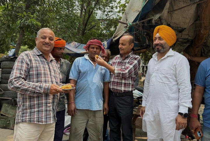 Read more about the article ਕੌਮਾਂਤਰੀ ਮਜ਼ਦੂਰ ਦਿਵਸ ਦੇ ਮੌਕੇ ਲਾਡੋਵਾਲੀ ਰੋਡ ਵਿਖੇ ਮਜ਼ਦੂਰ ਸਾਥੀਆਂ ਦਾ ਮੂੰਹ ਮਿੱਠਾ ਕਰਵਾਇਆ