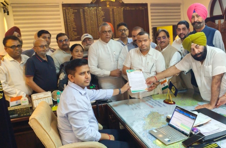 Read more about the article जालंधर में अवैध रूप से रह रहे पाकिस्तानी नागरिकों को तुरंत निर्वासित करने के लिए डी.सी को दिया मांग पत्र