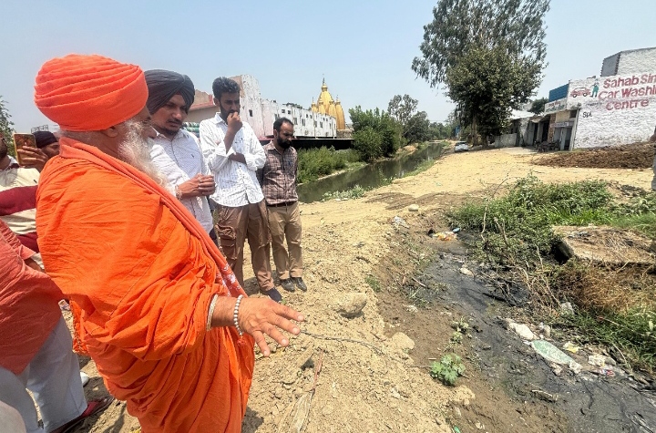 Read more about the article ਸੰਤ ਸੀਚੇਵਾਲ ਵੱਲੋਂ ਨੈਸ਼ਨਲ ਹਾਈਵੇਅ ਅਥਾਰਟੀ ਦੇ ਅਧਿਕਾਰੀਆਂ ਦੀ ਕੀਤੀ ਖਿਚਾਈ