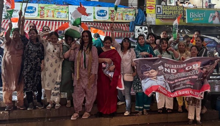 Read more about the article ਨਾਰੀ ਚੇਤਨਾ ਮੰਚ ਵਲੋਂ ਭਾਰਤੀ ਸੇਨਾਵਾਂ ਨੂੰ ਸਮਰਪਤ ਕੱਡੀ ਗਈ: ਸਿੰਦੂਰ ਸ਼ਕਤੀ ਤਿਰੰਗਾ ਯਾਤਰਾ