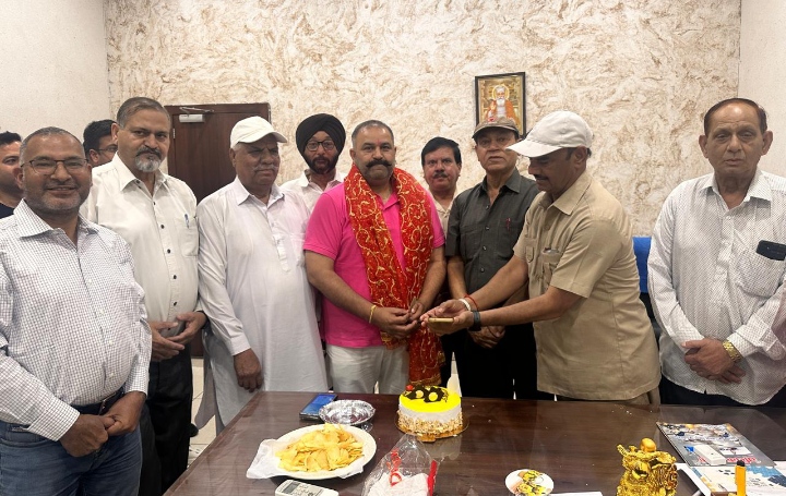 Read more about the article गुरु रविदास एजुकेशनल एंड कल्चरल सैंटर के सदस्यों ने रिंकू के घर पहुंचकर काटा केक