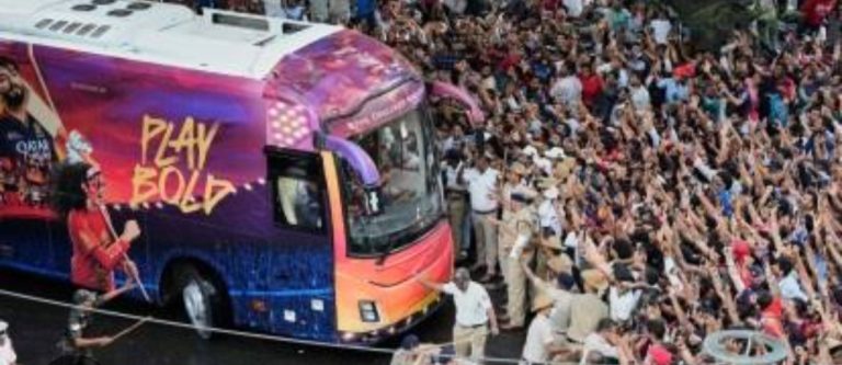 Read more about the article RCB ਦੀ ਵਿਕਟਰੀ ਪਰੇਡ ਵਿੱਚ ਮਚੀ ਭਗਦੜ, 10 ਦੀ ਮੌਤ