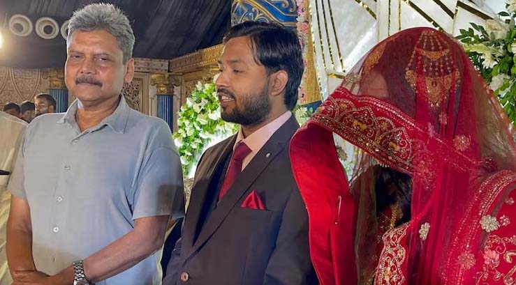 Read more about the article घूंघट में दिखीं पत्नी AS Khan, बधाई देने पहुंचीं कई हस्तियां