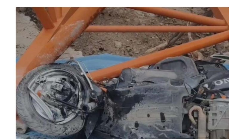 Read more about the article ਕਰੇਨ ਨਾਲ ਭਾਰੀ ਸਾਮਾਨ ਚੁੱਕਦੇ ਸਮੇਂ ਮਸ਼ੀਨ ਵਾਹਨਾਂ ‘ਤੇ ਡਿੱਗ ਗਈ