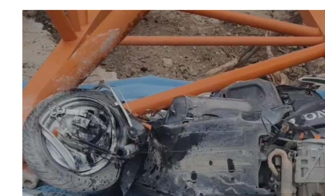 You are currently viewing ਕਰੇਨ ਨਾਲ ਭਾਰੀ ਸਾਮਾਨ ਚੁੱਕਦੇ ਸਮੇਂ ਮਸ਼ੀਨ ਵਾਹਨਾਂ ‘ਤੇ ਡਿੱਗ ਗਈ