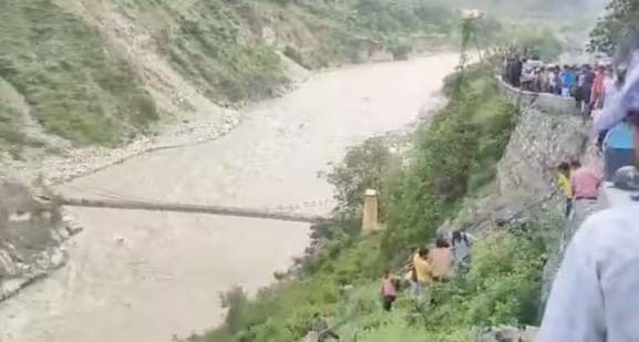 Read more about the article रुद्रप्रयाग में बड़ा हादसा, उफनती अलकनंदा नदी में गिरी यात्रियों से भरी बस