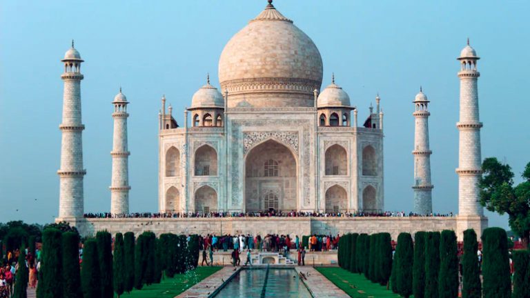 Read more about the article आगरा एयरपोर्ट को बम की धमकी, ताजमहल के पास चली गोली