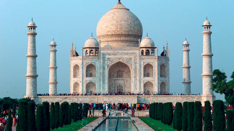 You are currently viewing आगरा एयरपोर्ट को बम की धमकी, ताजमहल के पास चली गोली