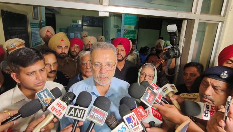 Read more about the article ਡੀ.ਸੀ. ਨੇ ਹਸਪਤਾਲ ਦੇ ਅਧਿਕਾਰੀਆਂ ਦੀ ਲਾਪਰਵਾਹੀ ਪਾਏ ਜਾਣ ‘ਤੇ ਸਖ਼ਤ ਕਾਰਵਾਈ ਦਾ ਦਿੱਤਾ ਭਰੋਸਾ