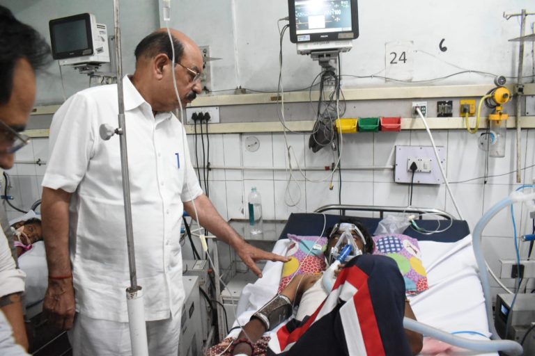 Read more about the article ਮੋਹਿੰਦਰ ਭਗਤ ਵਲੋਂ ਸਿਵਲ ਹਸਪਪਤਾਲ ਦੇ ਟਰਾਮਾ ਵਾਰਡ ਦਾ ਦੌਰਾ, ਦੁੱਖੀ ਪਰਿਵਾਰਾਂ ਨੂੰ ਹਰ ਸੰਭਵ ਮਦਦ ਦਾ ਭਰੋਸਾ