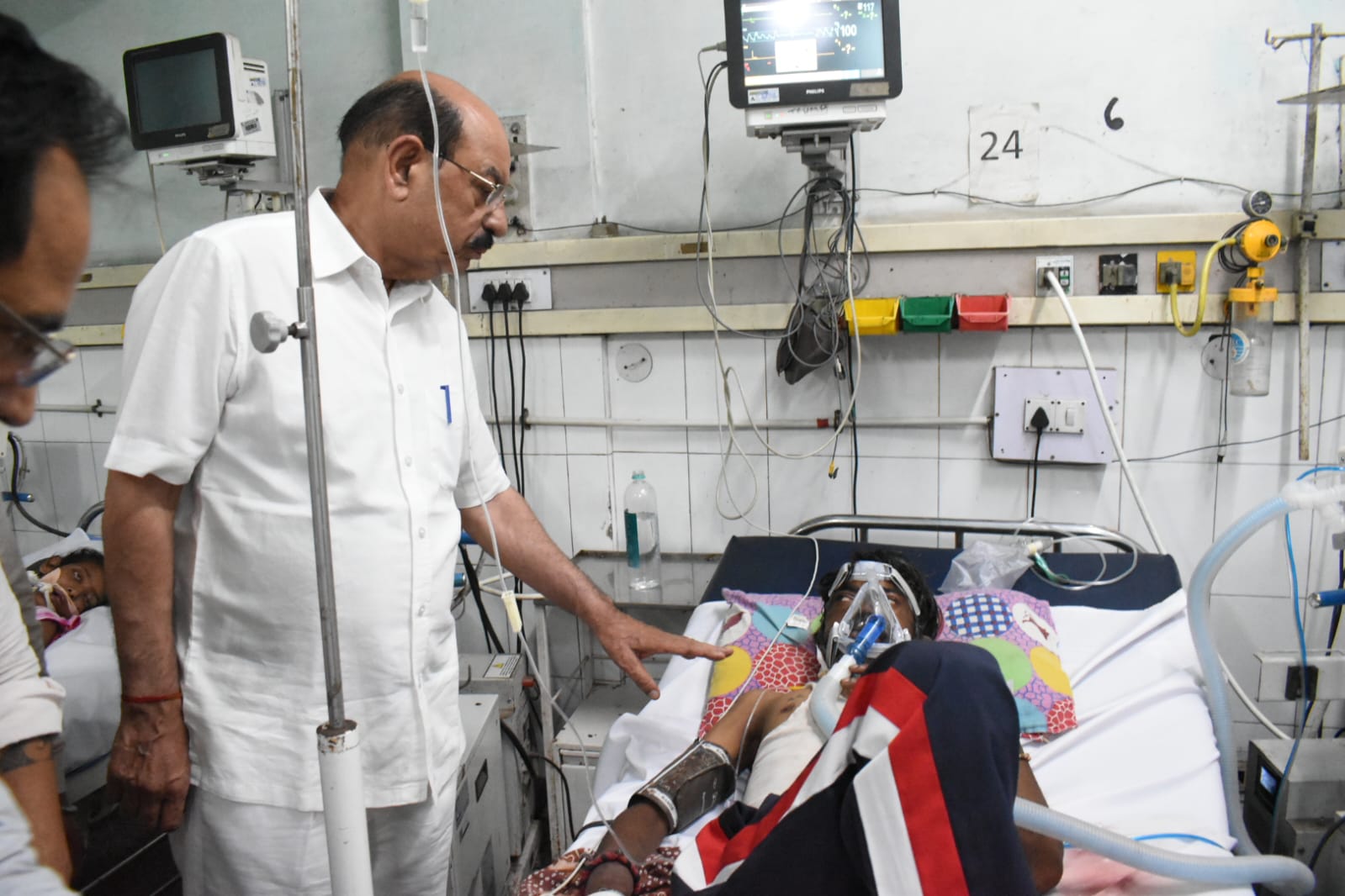 You are currently viewing ਮੋਹਿੰਦਰ ਭਗਤ ਵਲੋਂ ਸਿਵਲ ਹਸਪਪਤਾਲ ਦੇ ਟਰਾਮਾ ਵਾਰਡ ਦਾ ਦੌਰਾ, ਦੁੱਖੀ ਪਰਿਵਾਰਾਂ ਨੂੰ ਹਰ ਸੰਭਵ ਮਦਦ ਦਾ ਭਰੋਸਾ