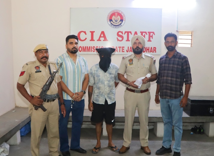 Read more about the article ਡਰੱਗ ਰੈਕੇਟ ਦਾ ਪਰਦਾਫਾਸ਼ ਕੀਤਾ: ਤਿੰਨ ਮੁਲਜ਼ਮਾਂ ਨੂੰ ਗ੍ਰਿਫ਼ਤਾਰ ਕਰਕੇ 13 ਕਿਲੋ 100 ਗ੍ਰਾਮ ਹੈਰੋਇਨ, 5 ਪਿਸਤੌਲ (32 ਬੋਰ), 12 ਜ਼ਿੰਦਾ ਕਾਰਤੂਸ ਬਰਾਮਦ