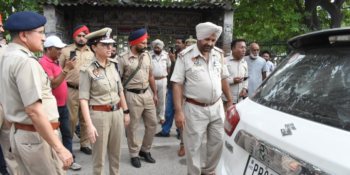 Read more about the article ਪੁਲਿਸ ਜਲੰਧਰ ਦੇ 30 ਹਾਈਟੈਕ ਨਾਕੇ; 8 ਵਾਹਨ ਜ਼ਬਤ, 122 ਦੇ ਕੀਤੇ ਚਲਾਨ