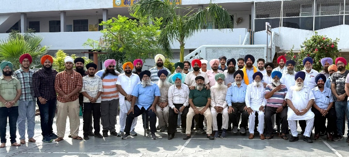 Read more about the article ਇਕਬਾਲ ਸਿੰਘ ਢੀਂਡਸਾ ਨੂੰ ਗੁਰਦੁਆਰਾ ਦੀਵਾਨ ਅਸਥਾਨ ਵਿਖੇ ਕੀਤਾ ਗਿਆ ਸਨਮਾਨਿਤ