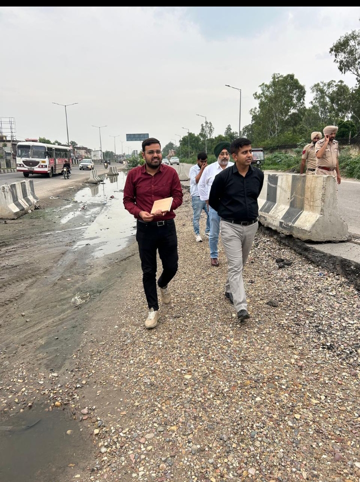Read more about the article ਪੰਜਾਬ ਸੜਕ ਸਫਾਈ ਮਿਸ਼ਨ’ ਤਹਿਤ ਡਿਪਟੀ ਕਮਿਸ਼ਨਰ ਨੇ ਗੋਦ ਲਈ ਜਲੰਧਰ-ਫਗਵਾੜਾ ਰੋਡ ਦਾ ਕੀਤਾ ਨਿਰੀਖਣ