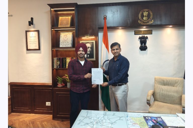 Read more about the article ਡਿਪਟੀ ਕਮਿਸ਼ਨ ਵਲੋਂ ਨਸ਼ਿਆਂ ਵਿਰੁੱਧ ਮੁਹਿੰਮ ਲਈ ਪੁਸ਼-ਅਪ ਮੈਨ ਕੁੰਵਰ ਅੰਮ੍ਰਿਤਬੀਰ ਸਿੰਘ ਨੂੰ ਜ਼ਿਲ੍ਹਾ ਯੂਥ ਆਈਕਨ ਕੀਤਾ ਨਿਯੁਕਤ