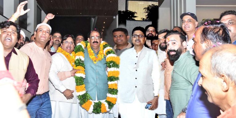 Read more about the article अश्विनी शर्मा का राकेश राठौर के निवास स्थान पहुंचने पर हुआ भव्य स्वागत