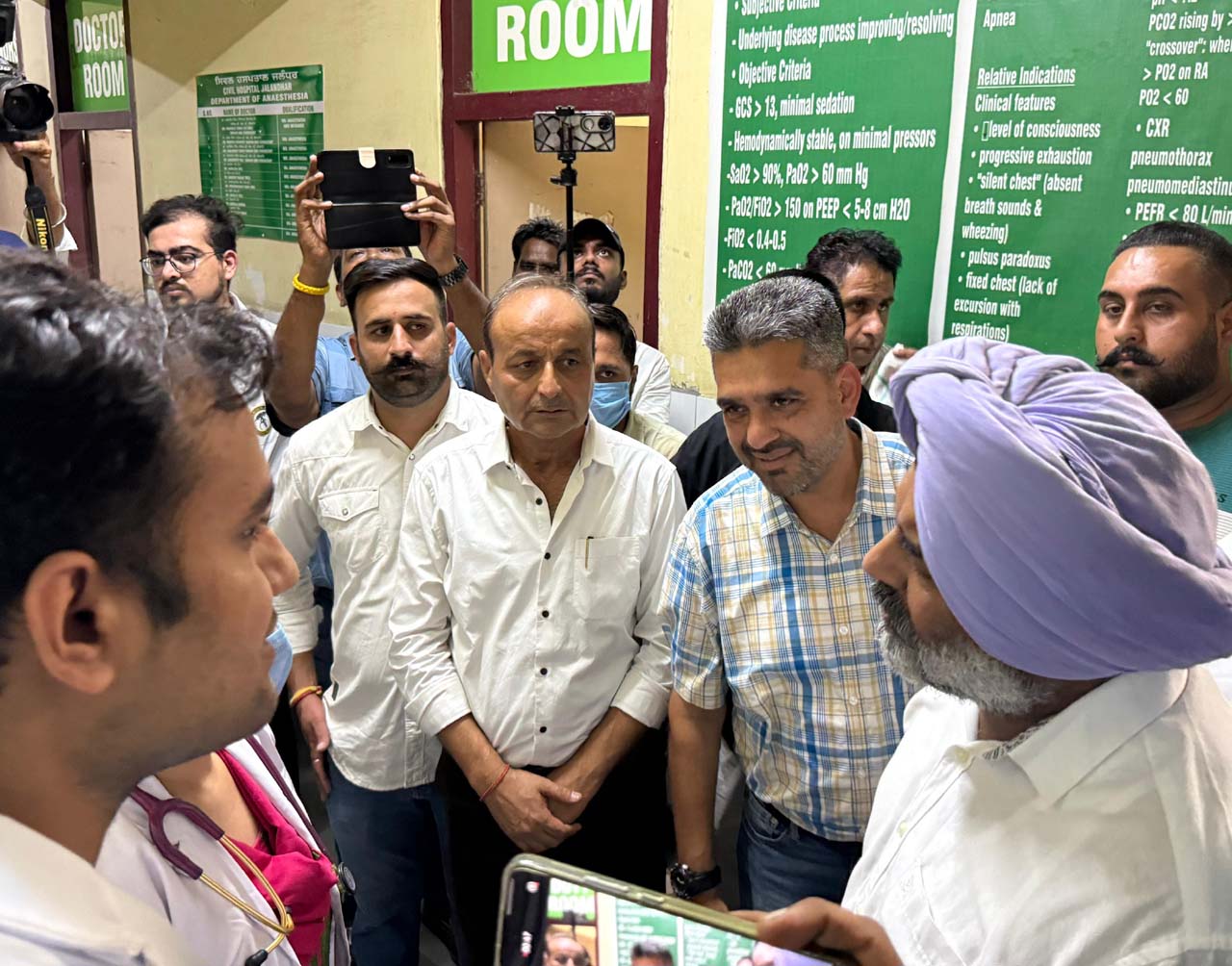 You are currently viewing ਕਾਂਗਰਸ ਕਮੇਟੀ ਸ਼ਹਿਰੀ ਦੇ  ਬੇਰੀ ਬੇਰੀ , ਪ੍ਰਗਟ ਸਿੰਘ ,ਬਾਵਾ ਹੈਨਰੀ ਨੇ ਸਿਵਲ ਹਸਪਤਾਲ ਦਾ ਦੌਰਾ