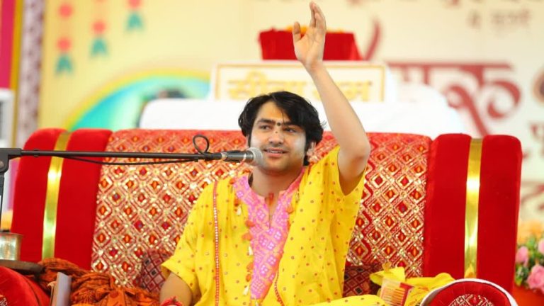 Read more about the article ਬਾਗੇਸ਼ਵਰ ਧਾਮ ਵਿੱਚ ਟੀਨ ਸ਼ੈੱਡ ਡਿੱਗਣ ਕਾਰਨ ਇੱਕ ਸ਼ਰਧਾਲੂ ਦੀ ਮੌਤ, ਧੀਰੇਂਦਰ ਸ਼ਾਸਤਰੀ ਦਾ ਜਨਮ ਦਿਨ ਮਨਾਉਣ ਆਏ ਸਨ ਸ਼ਰਧਾਲੂ