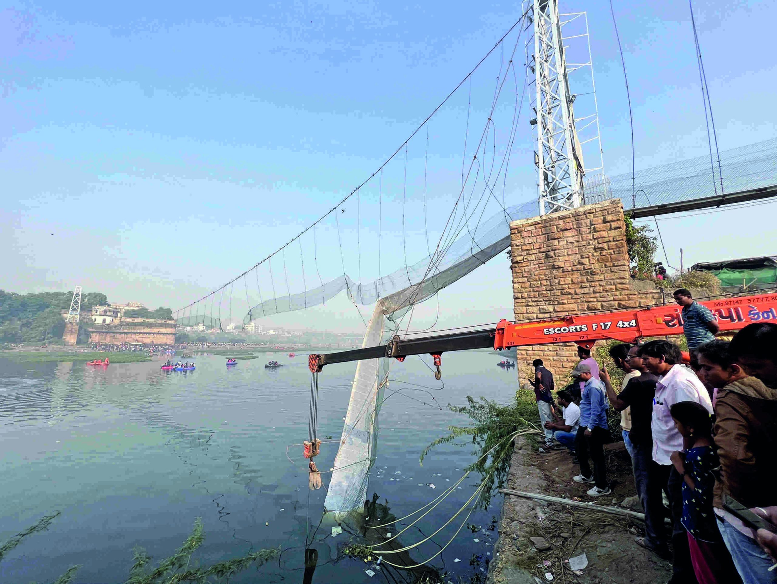 Read more about the article ਗੁਜਰਾਤ ਵਿਚ ਅਚਾਨਕ ਟੁੱਟਿਆ ਪੁਲ, ਕਈ ਵਾਹਨ ਦਰਿਆ ਵਿਚ ਡਿੱਗੇ