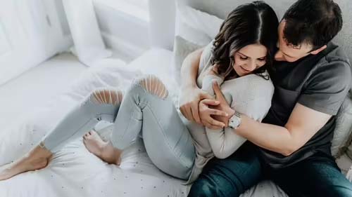 Read more about the article ਹਫ਼ਤੇ ਵਿੱਚ ਘੱਟੋ-ਘੱਟ ਦੋ ਵਾਰ ਆਪਣੇ ਸਾਥੀ ਨਾਲ ਬਣਾਓ  ਸਬੰਧ! Heart Attack ਦਾ ਖ਼ਤਰਾ ਘੱਟ ਜਾਵੇਗਾ