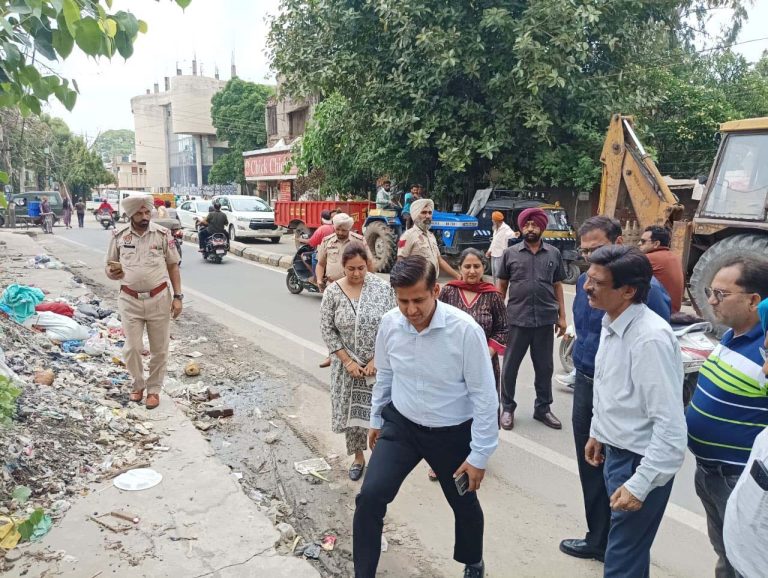 Read more about the article ਖਾਲੀ ਪਏ ਪਲਾਟਾਂ ’ਚੋਂ ਕੂੜਾ-ਕਰਕਟ ਸਾਫ਼ ਨਾ ਕਰਵਾਉਣ ’ਤੇ ਵੱਖ-ਵੱਖ ਪਲਾਟ ਮਾਲਕਾਂ ਨੂੰ 289 ਨੋਟਿਸ