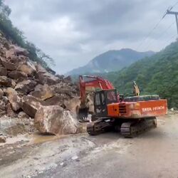 Read more about the article ਚੰਡੀਗੜ੍ਹ ਮਨਾਲੀ ਨੈਸ਼ਨਲ ਹਾਈਵੇਅ ‘ਤੇ ਜ਼ਮੀਨ ਖਿਸਕਣ ਨਾਲ ਪਹਾੜੀ ਤੋਂ ਡਿੱਗੇ ਪੱਥਰ