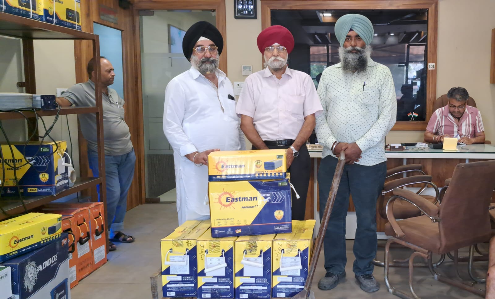 You are currently viewing ਸਿੱਖ ਤਾਲਮੇਲ ਕਮੇਟੀ ਵਲੋਂ ਅੰਮ੍ਰਿਤਧਾਰੀ ਸਿੰਘ ਨੂੰ ਈ ਰਿਕਸ਼ਾ ਦੀ ਬੈਟਰੀਆਂ ਦਾ ਸੈਟ ਲੈ ਕੇ ਦਿੱਤਾ