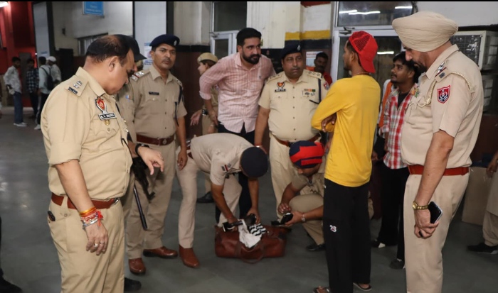 Read more about the article ਪੁਲਿਸ ਵੱਲੋਂ ਰੇਲਵੇ ਸਟੇਸ਼ਨਾਂ ‘ਤੇ ਰਾਤ ਨੂੰ ਕੀਤੀ ਗਈ ਚੈਕਿੰਗ