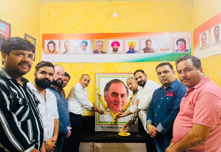 Read more about the article ਸਾਬਕਾ ਪ੍ਰਧਾਨ ਮੰਤਰੀ ਸ਼੍ਰੀ ਰਾਜੀਵ ਗਾਂਧੀ ਜੀ ਦੀ ਜੈਅੰਤੀ ਦੇ ਮੌਕੇ ਤੇ ਸ਼ਰਧਾ ਦੇ ਕੀਤੇ ਫੁੱਲ ਭੇਂਟ