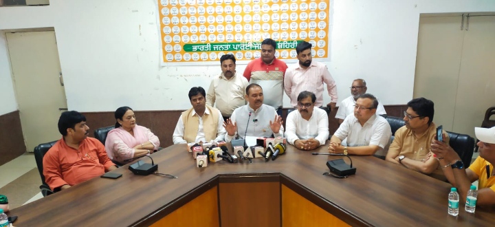 Read more about the article ना झुकेंगे,ना रुकेंगे ना थकेंगे जनता को मोदी सरकार से लाभ दिलाके रहेंगे-अशोक सरीन हिक्की