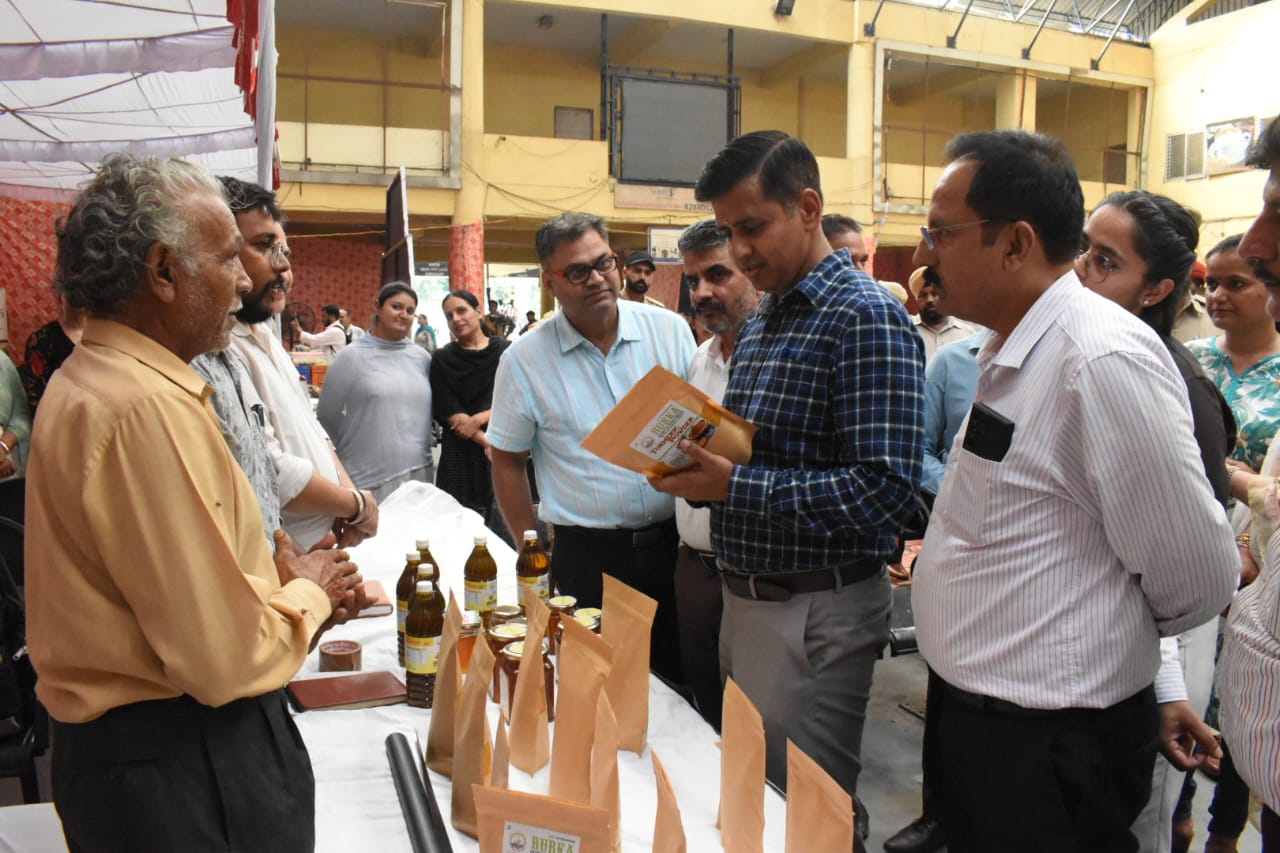 Read more about the article ਅਕਾਂਕਸ਼ਾ ਹੱਟ ਦੇ ਨਿਰੀਖਣ ਦੌਰਾਨ ਸੈਲਫ਼ ਹੈਲਪ ਗਰੁੱਪਾਂ ਵੱਲੋਂ ਤਿਆਰ ਕੀਤੇ ਉਤਪਾਦ ਦੇਖੇ