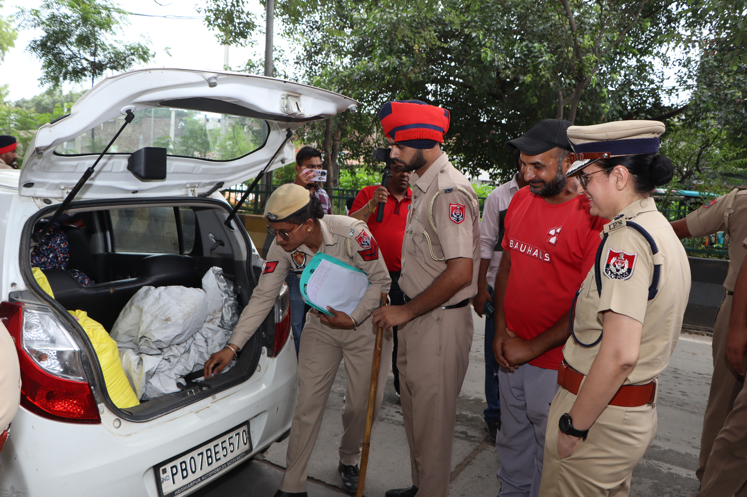 You are currently viewing ਜਲੰਧਰ ਕਮਿਸ਼ਨਰ ਪੁਲਿਸ ਵਲੋਂ ਸ਼ਹਿਰ ਦਾ ਦੌਰਾ, ਅਧਿਕਾਰੀਆਂ ਨੂੰ ਸੁਰੱਖਿਆ ਪ੍ਰਬੰਧ ਹੋਰ ਮਜ਼ਬੂਤ ਕਰਨ ਦੀਆਂ ਹਦਾਇਤਾਂ