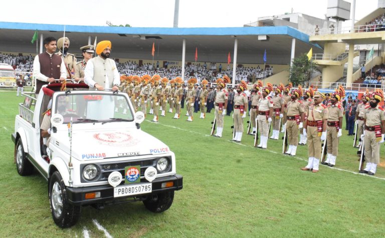 Read more about the article 79ਵੇਂ ਆਜ਼ਾਦੀ ਦਿਹਾੜੇ ਮੌਕੇ ਗੁਰੂ ਗੋਬਿੰਦ ਸਿੰਘ ਸਟੇਡੀਅਮ ਵਿਖੇ ਝੰਡਾ ਲਹਿਰਾਉਣ ਦੀ ਰਸਮ ਅਦਾ ਕੀਤੀ