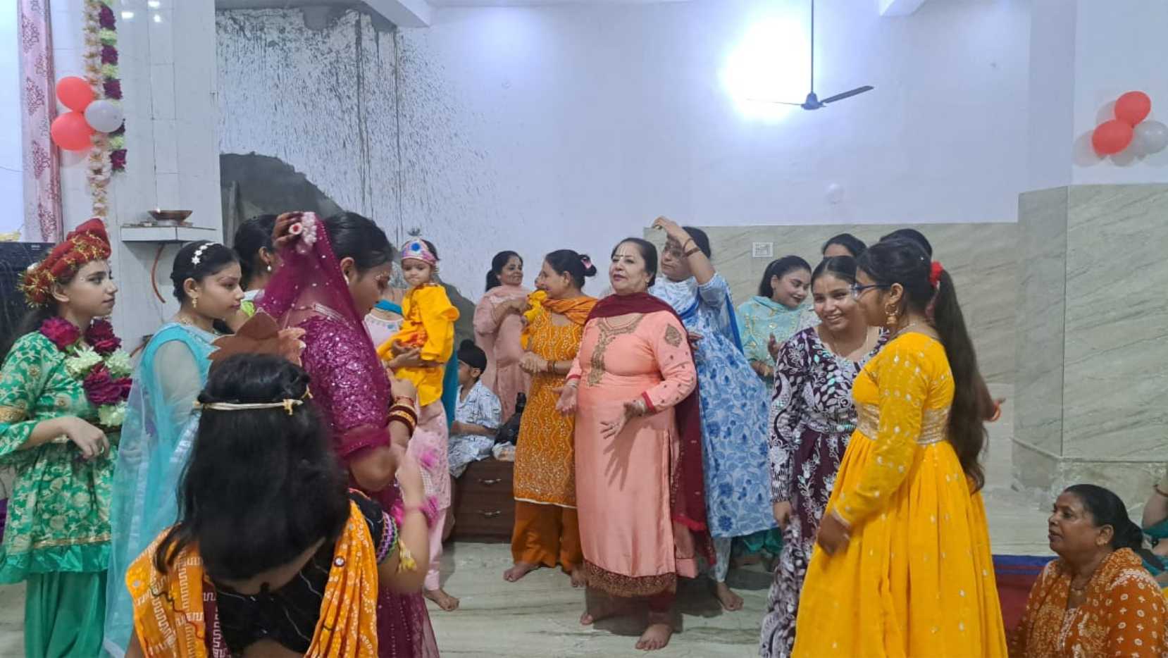 Read more about the article ਸ੍ਰੀ ਕ੍ਰਿਸ਼ਨ ਜਨਮਸ਼ਟਮੀ ਦੌਰਾਨ ਮੰਦਰਾਂ ਨੂੰ ਫੁੱਲਾਂ ਨਾਲ ਸਜਾਇਆ