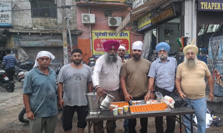 Read more about the article ਗੁਰੂ ਨਾਨਕ ਸਾਹਿਬ ਦੇ ਵਿਆਹ ਪੁਰਬ ਦੇ ਟੂ ਵੀਲਰ ਡੀਲਰ ਐਸੋਸੀਏਸ਼ਨ ਵੱਲੋਂ ਲੱਡੂ ਵੰਡੇ