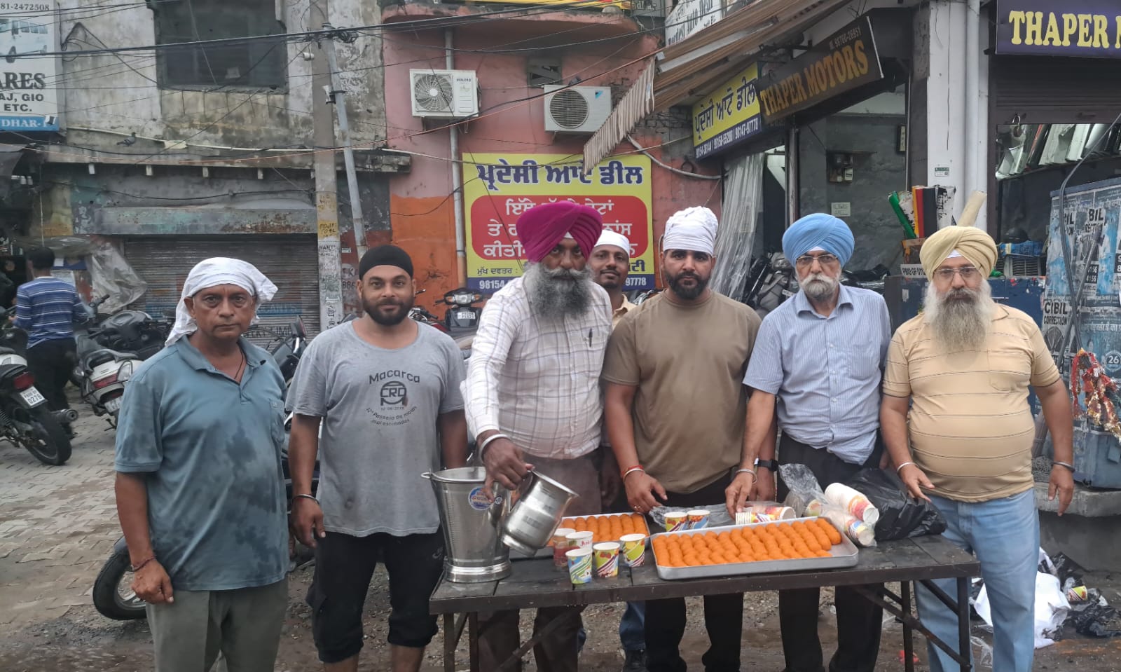 You are currently viewing ਗੁਰੂ ਨਾਨਕ ਸਾਹਿਬ ਦੇ ਵਿਆਹ ਪੁਰਬ ਦੇ ਟੂ ਵੀਲਰ ਡੀਲਰ ਐਸੋਸੀਏਸ਼ਨ ਵੱਲੋਂ ਲੱਡੂ ਵੰਡੇ