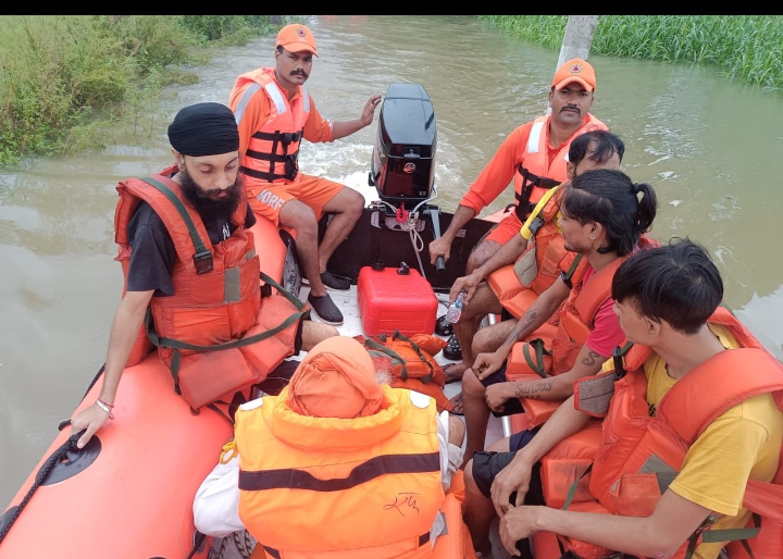 Read more about the article भारी बारिश के दौरान जिला प्रशासन द्वारा तुरंत कार्रवाई से सुरक्षित निकाला गया
