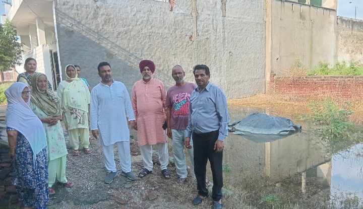 Read more about the article ਕਰਤਾਰਪੁਰ ਸ਼ਹਿਰ ਦੇ ਮੁਹੱਲਿਆਂ ਵਿੱਚ ਪਾਣੀ ਜਮ੍ਹਾਂ ਹੋਣ ਕਰਕੇ ਬਣੇ ਨਰਕ ਭਰੇ ਹਾਲਾਤ