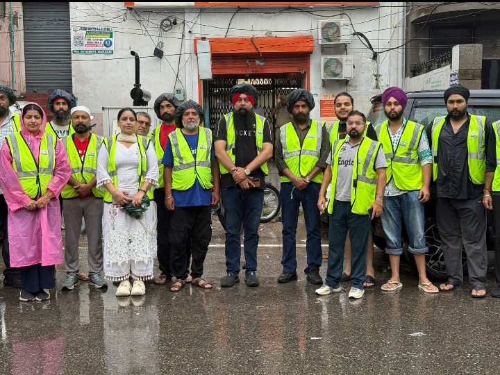 Read more about the article ਹੜ ਪੀੜਤਾਂ ਦੀ ਸੇਵਾ ਨੂੰ ਸਮਰਪਿਤ ਆਖ਼ਰੀ ਊਮੀਦ ਐਨਜੀਓ ਵੱਲੋਂ ਲੋੜੀਂਦਾ ਸਮਾਨ ਮੁੱਹਈਆ ਕਰਵਾਇਆ