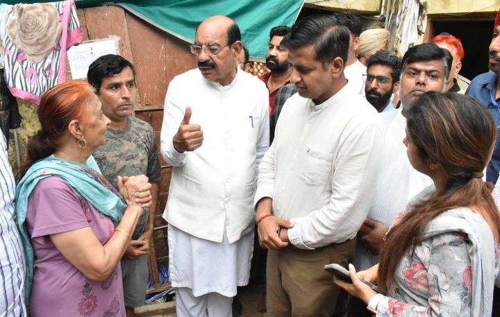 Read more about the article ਕੈਬਨਿਟ ਮੰਤਰੀ ਤੇ ਡਿਪਟੀ ਕਮਿਸ਼ਨਰ ਨੇ ਮੀਂਹ ਪ੍ਰਭਾਵਿਤ ਪਰਿਵਾਰਾਂ ਨੂੰ ਵਿੱਤੀ ਸਹਾਇਤਾ ਸੌਂਪੀ