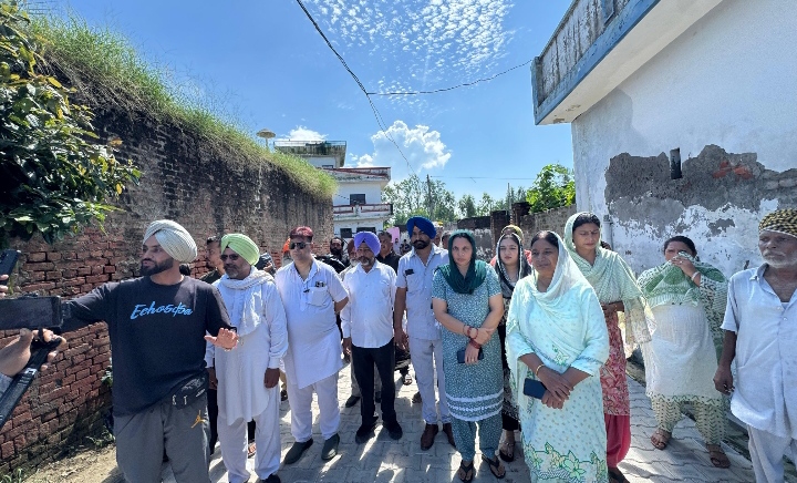 Read more about the article ਲੋਕ ਇਨਸਾਫ਼ ਮੰਚ ਵਲੋਂ ਸਮਾਜ ਸੇਵੀ ਸੱਜਣਾਂ ਦੇ ਸਹਿਯੋਗ ਨਾਲ਼ ਲੋੜਵੰਦ ਪਰਿਵਾਰਾਂ ਨੂੰ ਤਰਪਾਲਾਂ ਵੰਡੀਆਂ ਗਈਆਂ