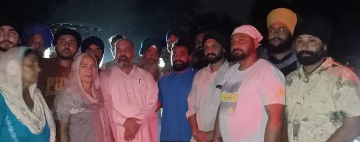 Read more about the article ਸੁਖਬੀਰ ਸਿੰਘ ਬਾਦਲ ਨੇ ਮੌਕੇ ਤੇ ਹੀ ਪਿੰਡ ਵਾਸੀਆਂ ਨੂੰ 2 ਲੱਖ ਰੁਪਏ ਅਤੇ 3000 ਲਿਟਰ ਡੀਜ਼ਲ ਦਿੱਤਾ