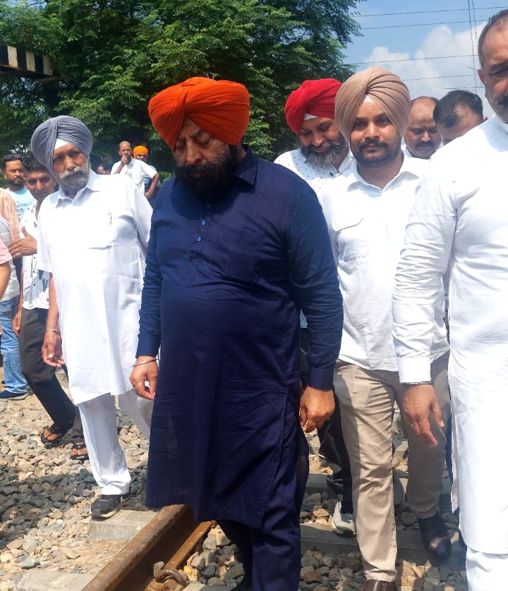 Read more about the article रेलवे फाटकों के बंद होने से लोगों को हो रही परेशानी