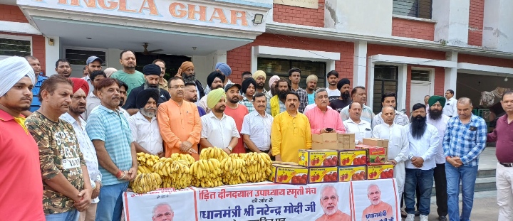 Read more about the article सेवा सप्ताह का शुभारंभ पिंगलवाड़ा में मरीजों और जरूरतमंदों को फल व दूध बांटकर किया