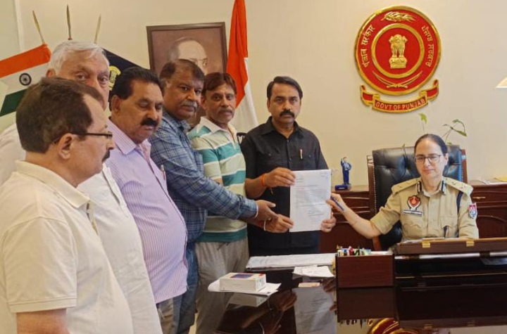 Read more about the article दिनदिहाड़े घटना को लेकर भाजपा नेताओं ने पुलिस कमिश्नर को दिया मांगपत्र